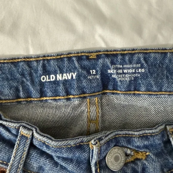 Old Navy Extra High-Rise Sky-Hi Wide Leg Jeans - Picture 2 of 2